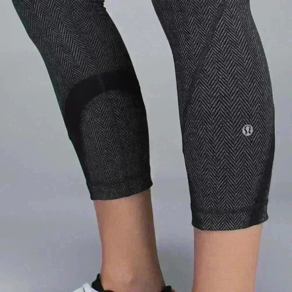 **Lululemon** Inspire Crop II - Luxtreme Herringbone in Heathered Black - Size 6 - Picture 8 of 9